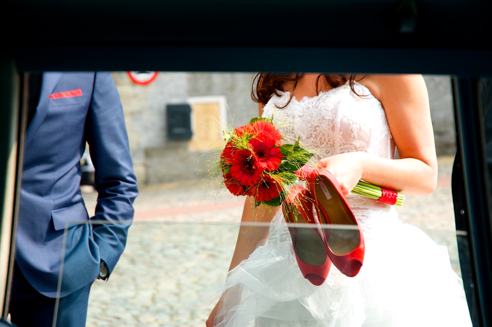 bruidspaar rode schoenen